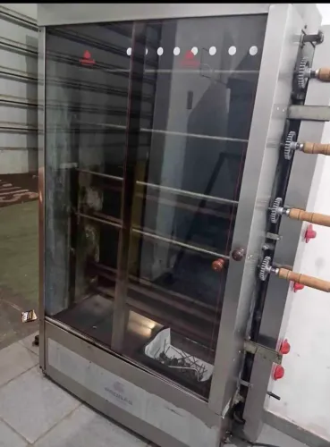 Vendo assadeira de frango semi nova progas bivolt vai com garantia whats *