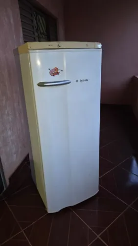 Vendo geladeira, mesa, fogao, máquina de lavar 6 kilos,