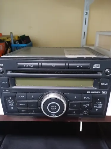 Radio Nissan .ótimo estado .