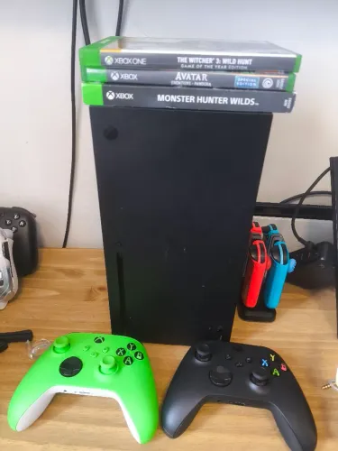 Xbox Séries X + 2 controles e 3 jogos