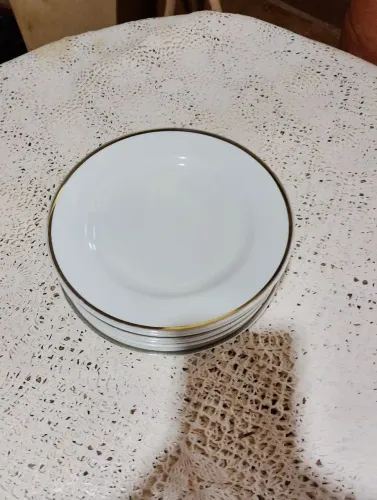 Prato raso porcelana branca borda cor prata