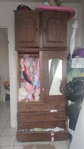 Vendo guarda roupa de madeira maciça