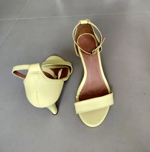 Sandália amarelo pastel, salto médio.