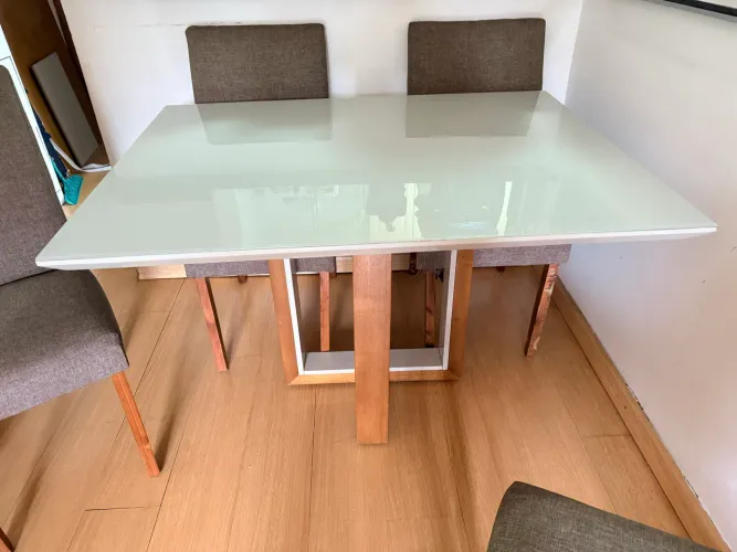 Mesa de jantar com 4 cadeiras