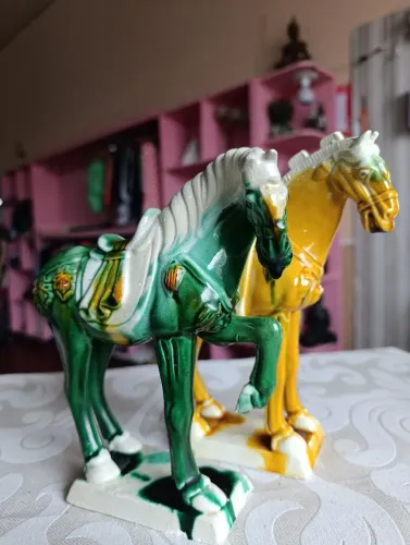 B. Antigo- estátua de cavalo em terracota porcelanuzada ( usada)