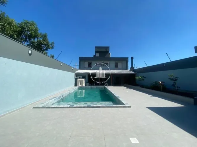 Casa 4 Quartos com 2 Suítes e 210m² - Balneário