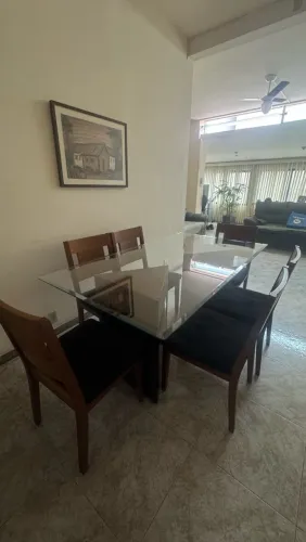 Mesa de Jantar em madeira com vidro
