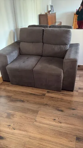 Sofá retrátil e reclinável 2 lugares em suede cinza - ótimo estado