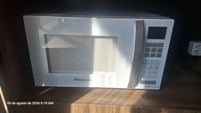 Micro-ondas Panasonic Piccolo 25L NN-ST35HW