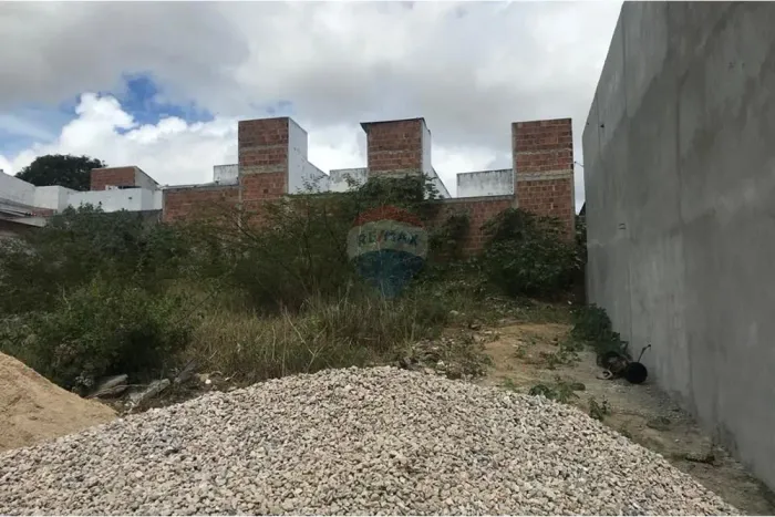 "Seu Futuro em Garanhuns: Lote Residencial 200m²"