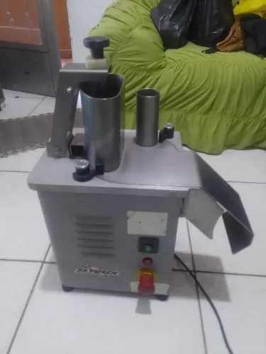 Processador de frios funcionando perfeitamente obs esta sem a lâmina