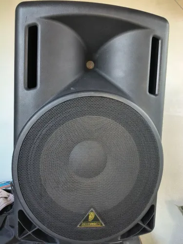 CAIXA ATIVA BEHRINGER 215A