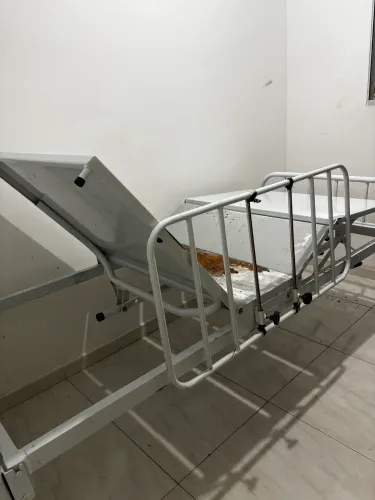 Cama hospitalar ajustável 