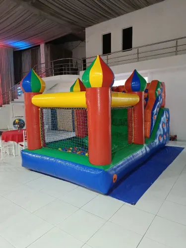Tobogã com piscina de bolinha.