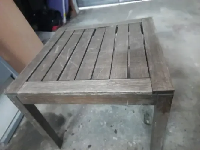 Mesa quadrada de madeira para área externa