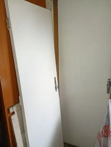 Porta de madeira boa, 61cm por 1,96/ 81cm por 2,10 as duas cor branco