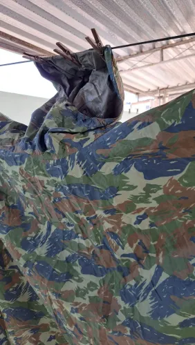 Casacos  e capas camuflados militar.