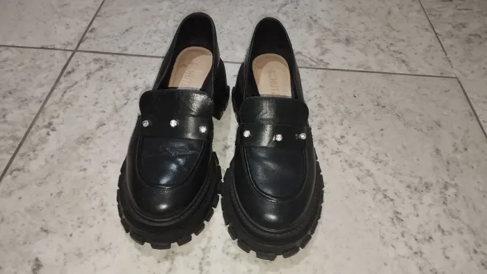 Mocassim preto usado