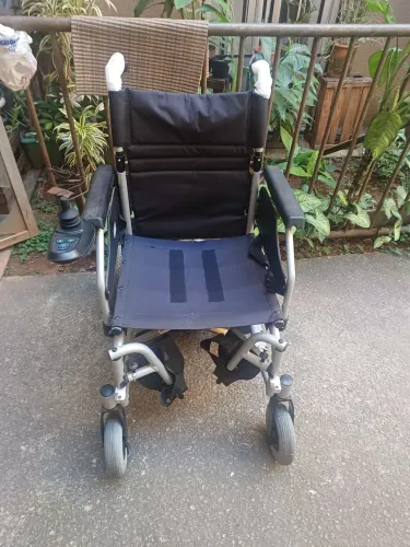 Cadeira de Rodas Motorizada em Alumínio Dobrável até 120 Kg Assento de 44 cm D900 Dellamed