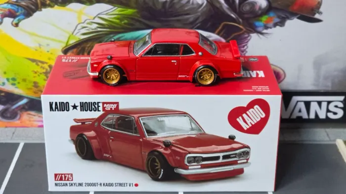Nissan Skyline 2000 Gt-r Kaido Street V1 Kaido House vs Mini GT 1:64