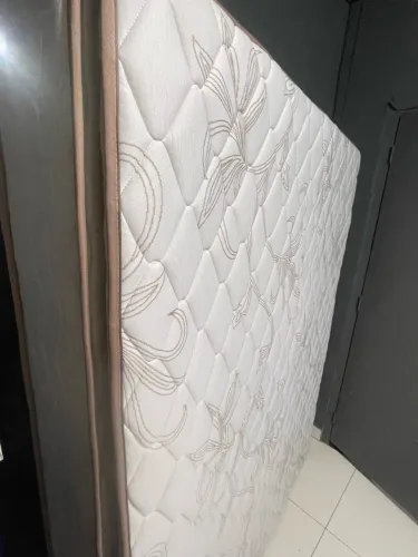 Colchão queen semi novo