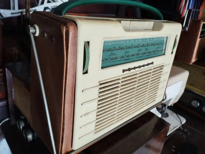 Rádio antigo Philips capa de couro, funcionando.