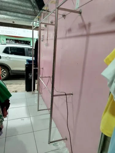 Vendo  duas arara exporsitira de  roupas,fabricada em inox e vidro no topo . 
