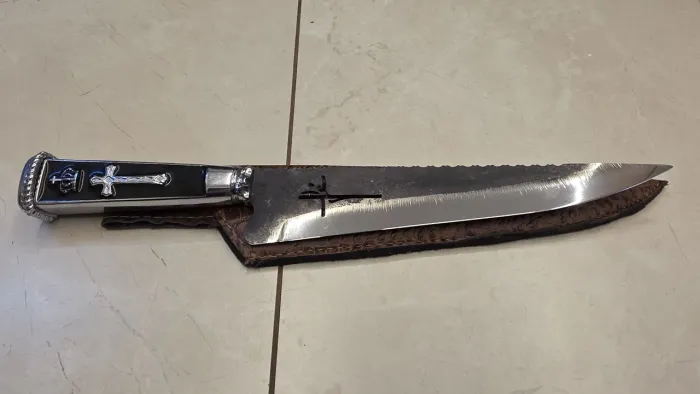 Faca Nova em Aço Inox com Detalhes Religiosos + Bainha de Couro