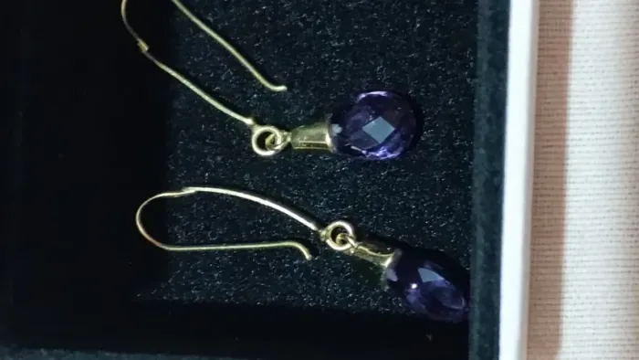 Brinco de ouro 18 com pedra de ametista 