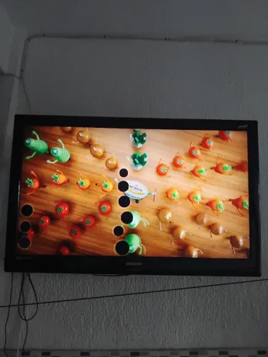 Vendo TV 42" não é smart TV. Esta funcionando porém tem umas manchas pretas. Valor 250,00