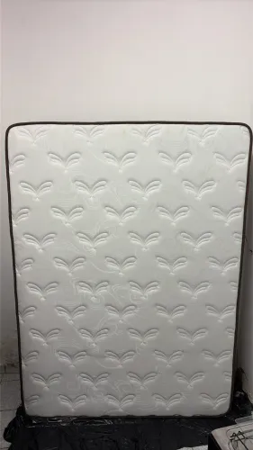 CAMA BOX À VENDA Cama box em ótimo estado, confortável e pronta para uso!