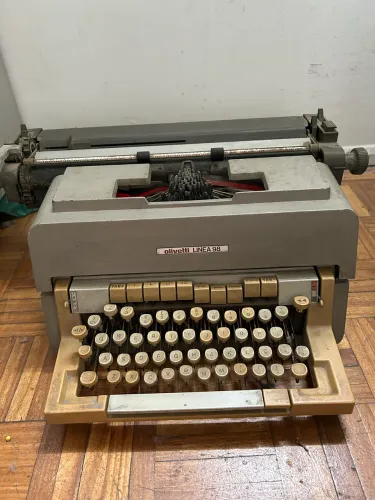 Máquina de escrever olivetti linea98
