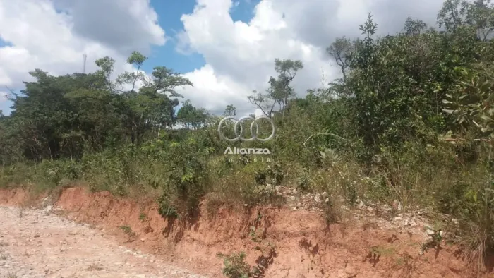 Grande oportunidade no condomínio Retiro do Lago.