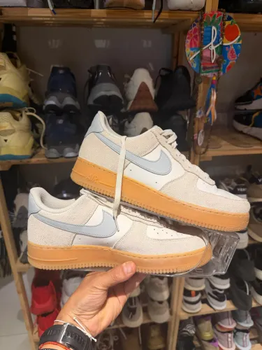 Este é um par de tênis Nike Air Force 1 '07