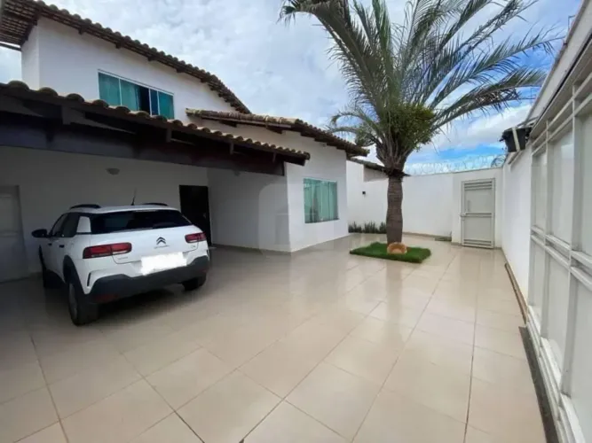 Casa à venda no bairro Jardim Karaiba.
