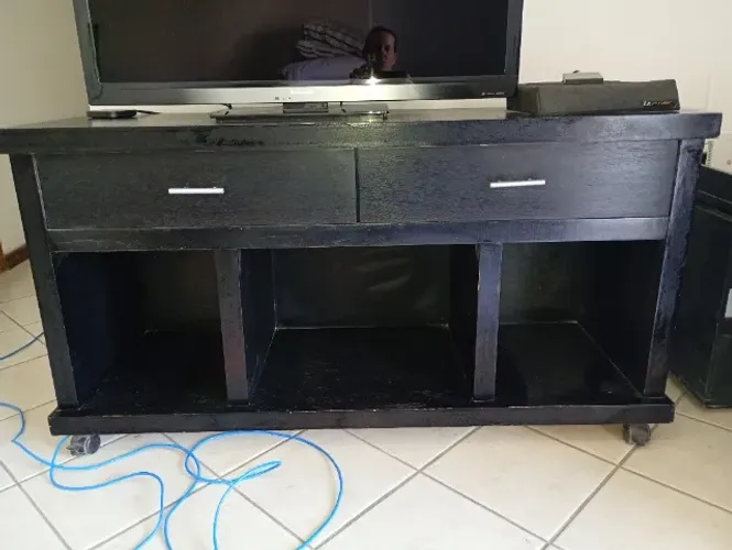 Rack para TV Preto - Tampo com Buraco e Lascado. Precisa Descupinizar.