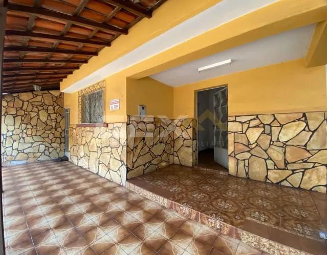 Casa à Venda com 04 Quartos no Bairro Porto Velho em Divinópolis MG.