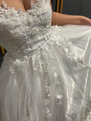 Vestido de Noiva Branco com Renda, Pérolas e Aplicações - P/M