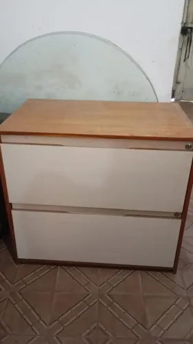 Armário com 2 Gavetão madeira com formica em bom estado. 