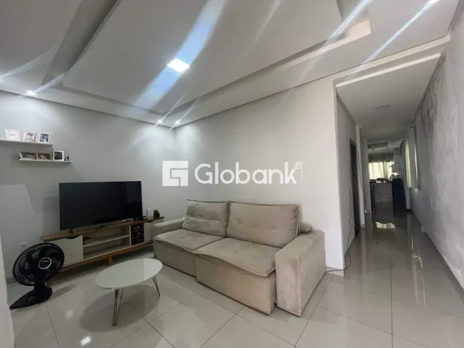Casa à venda em Montes Claros (Vila Telma) 3 quartos, 1 suíte, porcelanato e 4 vagas