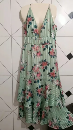 Vestido com estampa floral e babados na saia