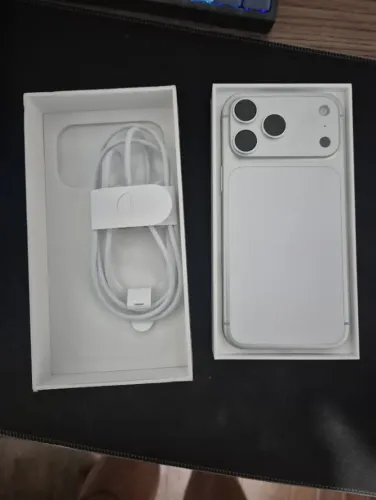 Iphone 17 Max Pro 256 (Silver/Branco)