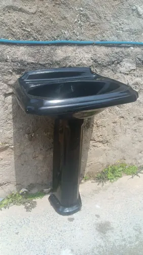 Lavatório de banheiro com com coluna