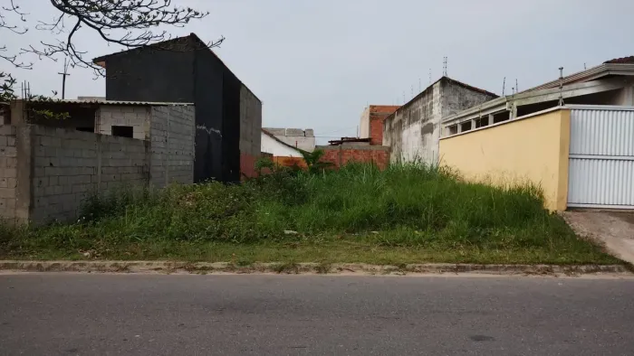Terreno localizado lado praia a 1300 metros do mar em rua calçada, com 250 metros quadrado