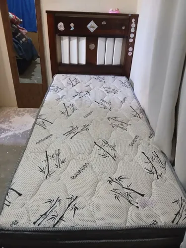 Cama solteiro  madeira maciça boas condições 