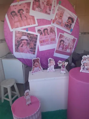 Painel redondo em tecido + 5 display roblox menina
