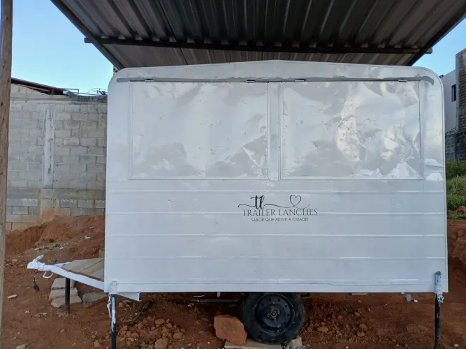 VENDE-SE TRAILER DE LANCHES<br> <br>TOTALMENTE REFORMADO E COMPLETO, PRONTO PARA FUNCIONAR.