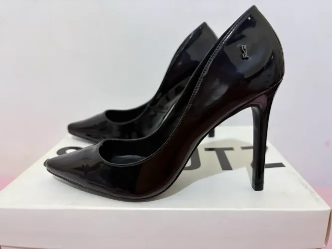 scarpin santa lolla em verniz na cor preta, tamanho 35. salto de 11cm. 