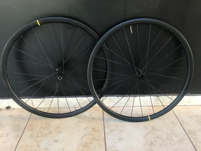Roda Mavic 700 UST Disc Centerlock e já acompanha válvulas tubeless. 