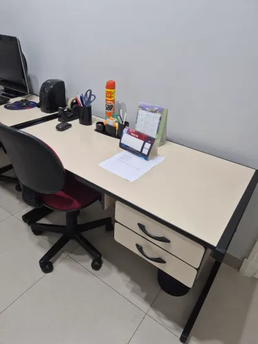 Mesa de escritório com gaveteiro